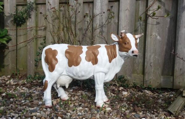 Vrolijke beelden Een koe van polyester in wit en bruine kleuren