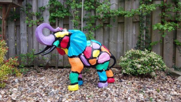 Vrolijke beschilderde dierenbeelden polyester olifant slurf omhoog in kleuren beschilderd