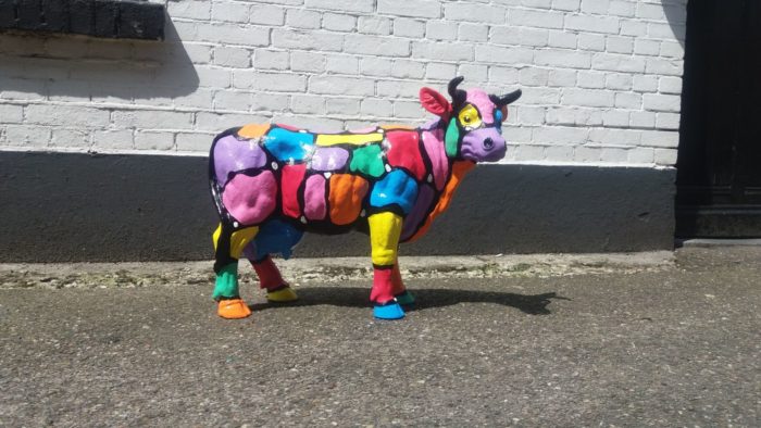 Vrolijke beelden Vrolijke koe beschilderd in kleuren