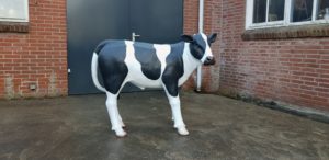 Polyester beeld van een zwartbont kalf voor buiten