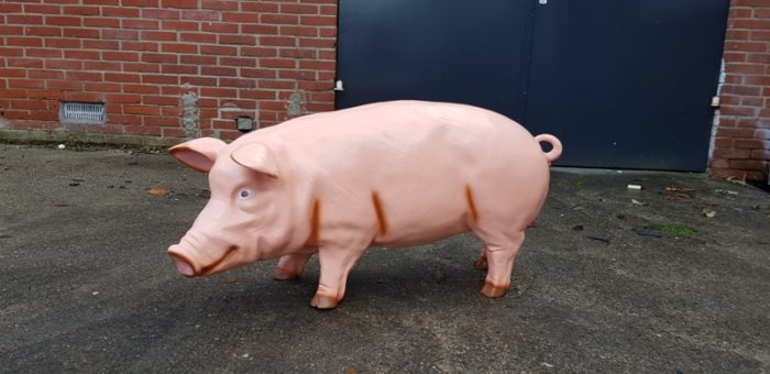 Polyester beeld van een roze varken voor buiten in de tuin
