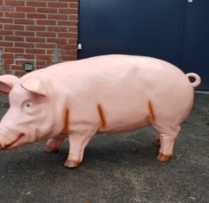 Polyester beeld van een roze varken voor buiten in de tuin