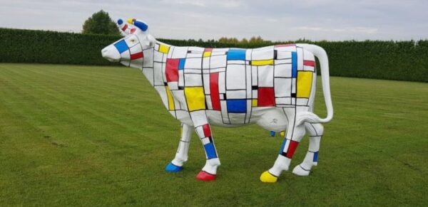 Polyester tuinbeeld Mondriaan koe levensgroot