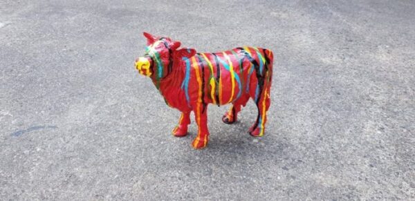 Vrolijk beeld van een rode koe met verfsputters