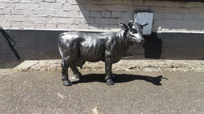Beeld kunststof koe in hamerslag verf geschilderd