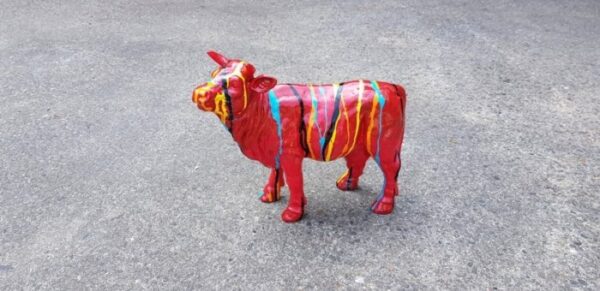 Modern beeldje van een rode koe
