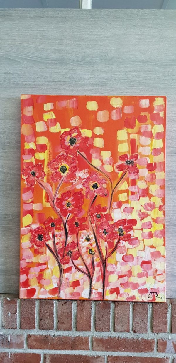 Een mooi schilderij met rode en oranje lente bloemen