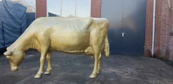 Polyester beeld van een gouden koe geschilderd