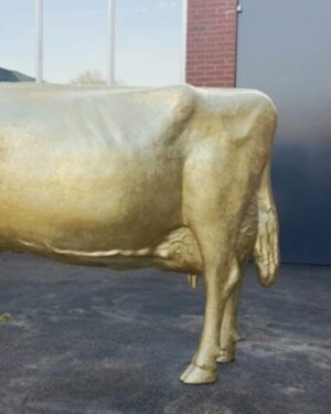 Polyester beeld van een gouden koe geschilderd