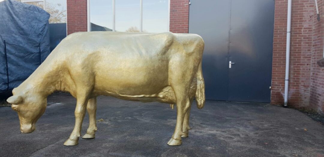 Grazende koe goud Levensechte polyester dierenbeelden
