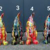 Beeldjes van zwarte, rode en witte tuinkabouters en kabouter