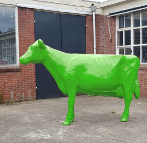 Vrolijke Beelden van beschilderde koeien met logo