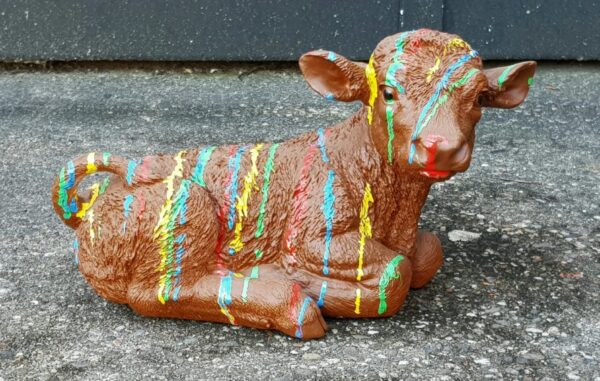 Decoratief beeld van een bruine koe