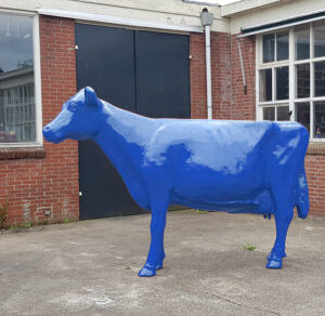 Beeld van een blauwe koe kopen bij Vrolijke Beelden