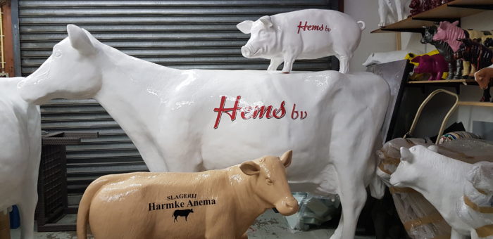 Polyester Beeld koe met autoreclame en plakletters