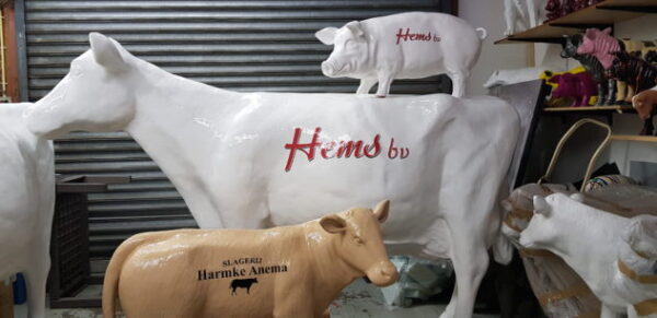 Polyester beeld van een koe met bedrijfsreclame van Hems BV
