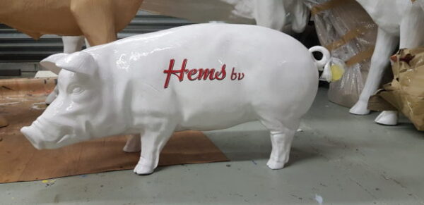 Polyester beeld van een varken met bedrijfsreclame van Hems BV