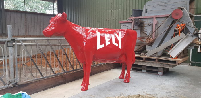 Beeld van een rode koe voor de Red Cow Community van Lely