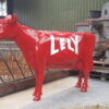 Beeld van een rode koe voor de Red Cow Community van Lely