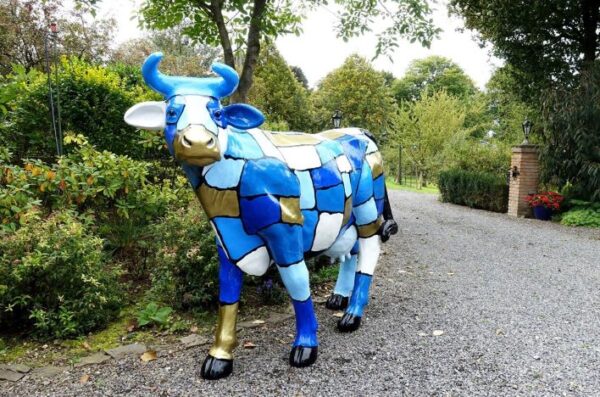 Beeld van een beschilderde decoratieve koe