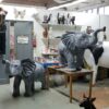 Atelier vrolijke Beelden Atelier De boomshoek met beelden