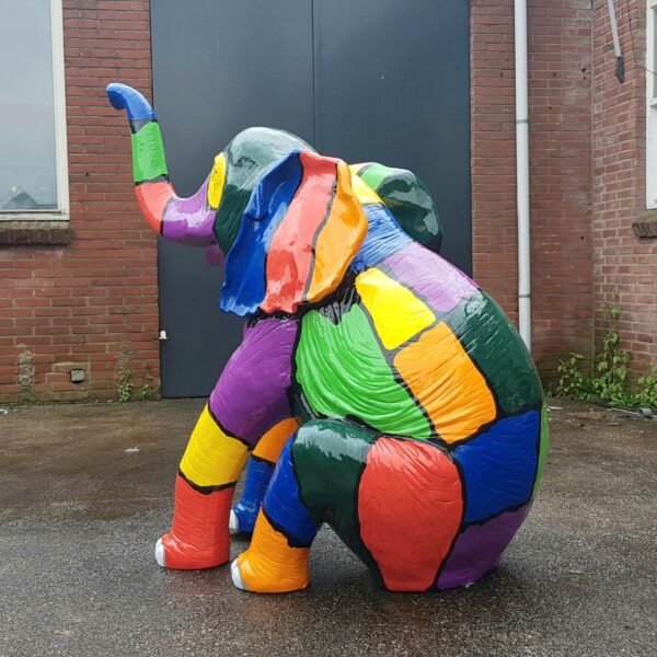 tuinbeeld zittende olifant in kleur geschilderd