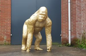 Een polyester beeld van een gouden gorilla beeld