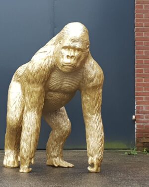 Een polyester beeld van een gouden gorilla beeld