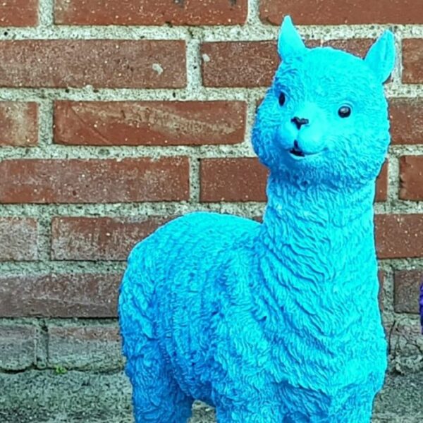Een polyester beeldje van een blauwe alpaca