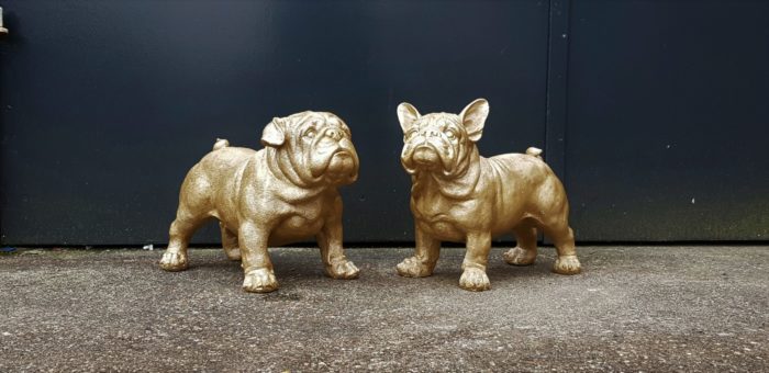 Beelden van bulldogs beschilderd met goudverf