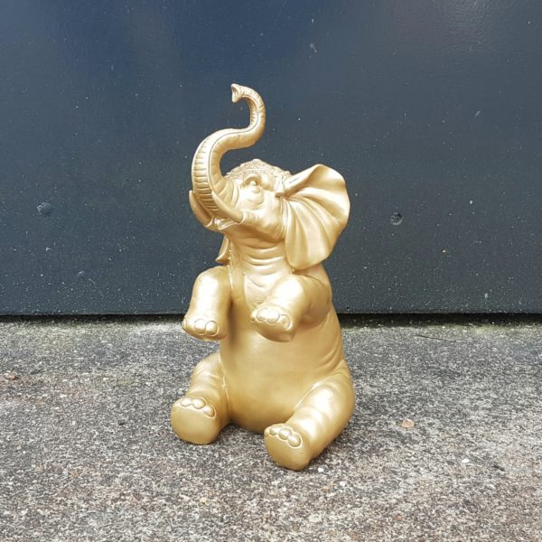 gouden beeld van olifant met slurf omhoog