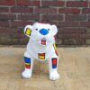 Een polyester beeldje van een engelse bulldog in piet mondriaan stijl