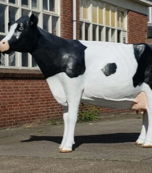 Beeld zwartbonte grote koe kopen voor buiten in tuin