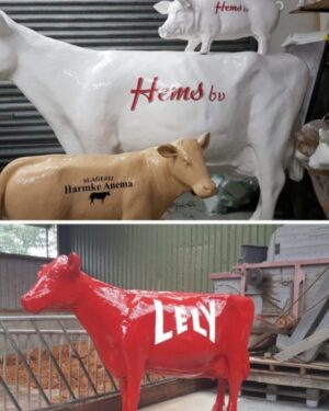 Beeld koe met tekst en logo