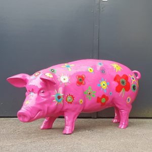 polyester beeld van een groot roze varken in de tuin
