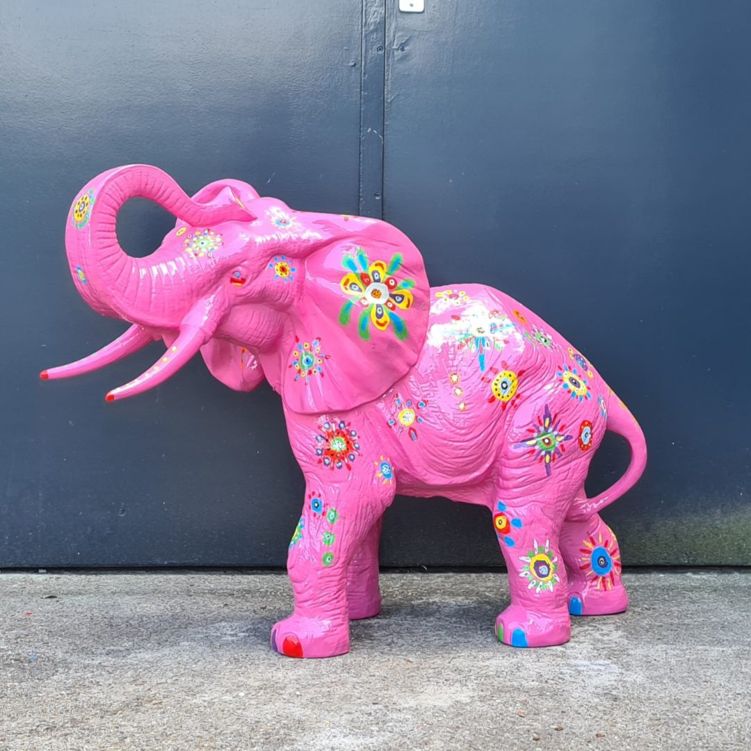 Sijpelen NieuwZeeland Verbinding kunststof beeld roze olifant. Levensechte dierenbeelden