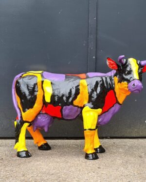 Kunststof koeienbeeld. Beelden van beschilderde kunststof koeien en kalfjes