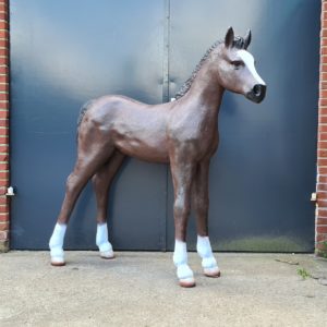 Polyester paardenbeelden en beeld van een veulen kopen