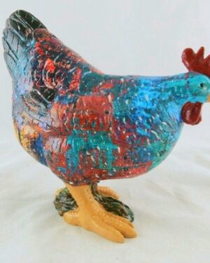 Beeld van een keramiek kip in mooie kleuren