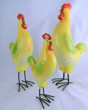 Beeldjes van keramiek hanen in kleur