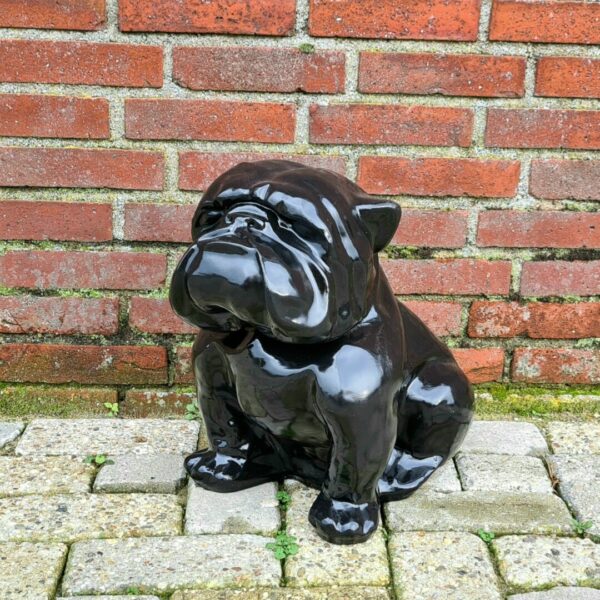 In België een groot kunststof beeld van een zwarte bulldog kopen