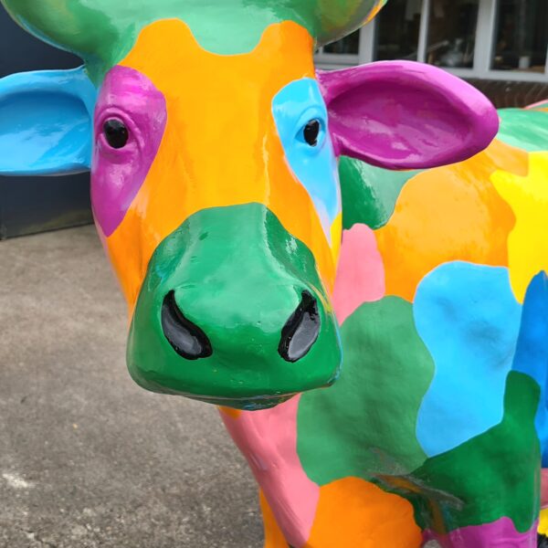 Beschilderde koeien voor buiten