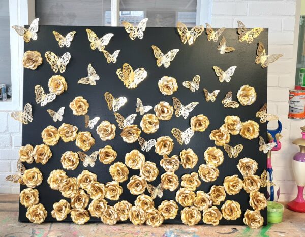Moderne kunst gouden vlinders en gouden bloemenkunst