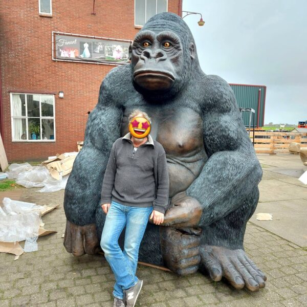 Gorilla beeld van 3 meter hoog.
