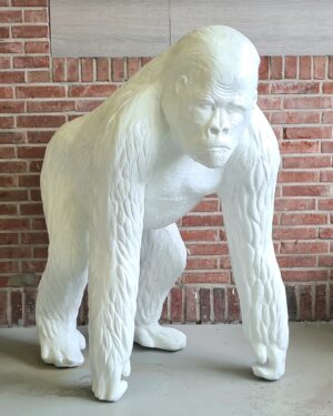 Wit geschilderde gorilla in hooglans