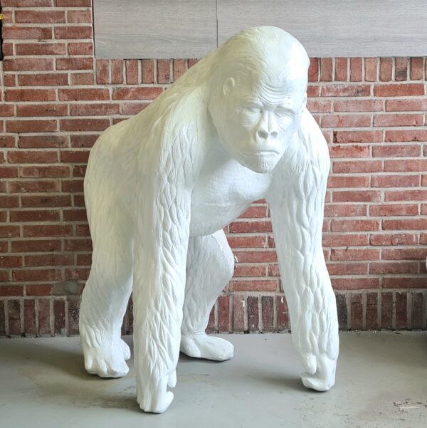 Wit geschilderde gorilla in hooglans