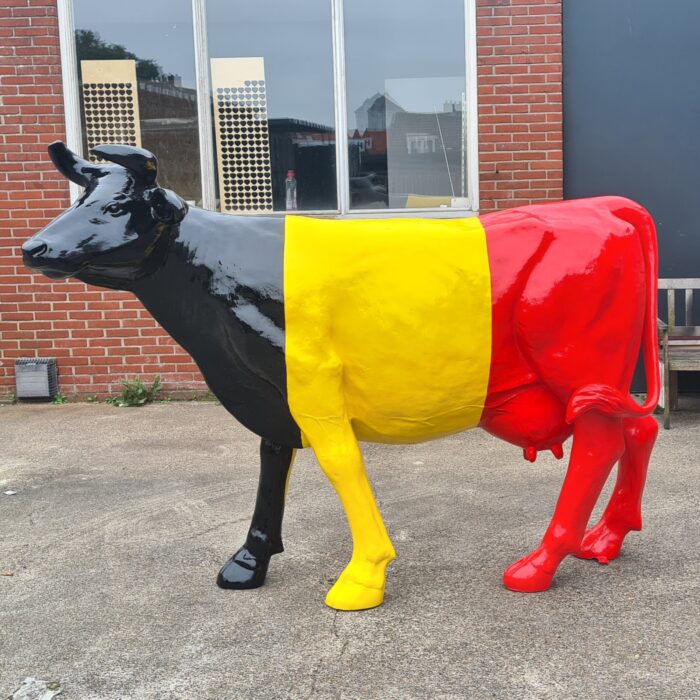 Decoratie koe beeld met Belgische kleuren.