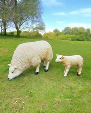 Weerbestendige tuinbeelden van schapen