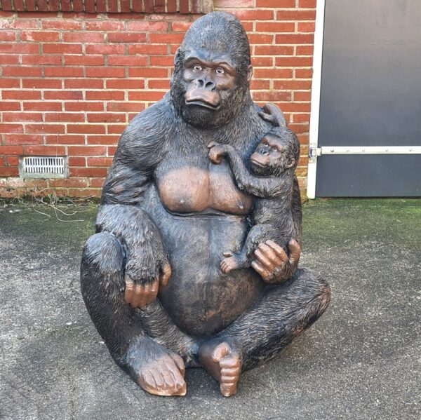 Tuinbeeld gorilla met gorillajong