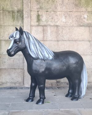 Zwarte shetlandpony van kunststof